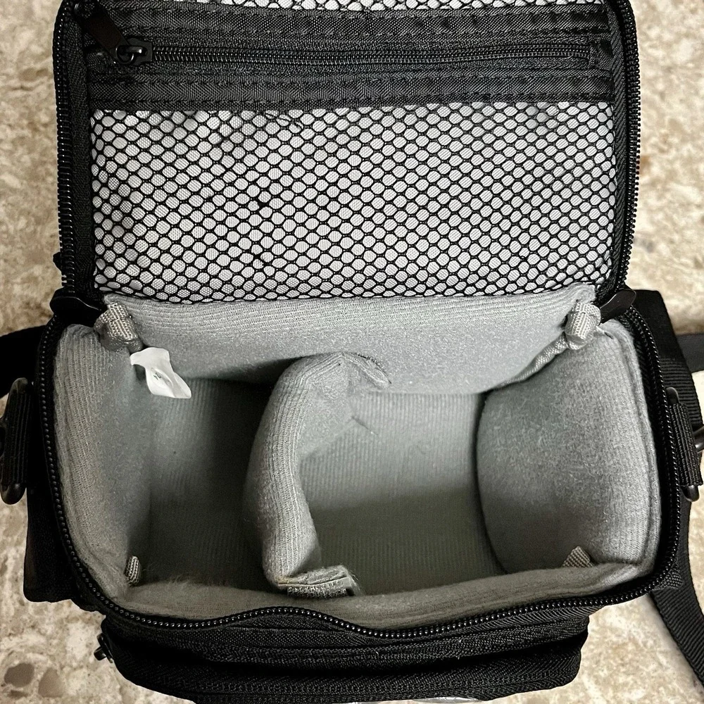 LowePro Edit 110 Black Camera Bag, Divider, Padded, Zipper, 5 Pockets